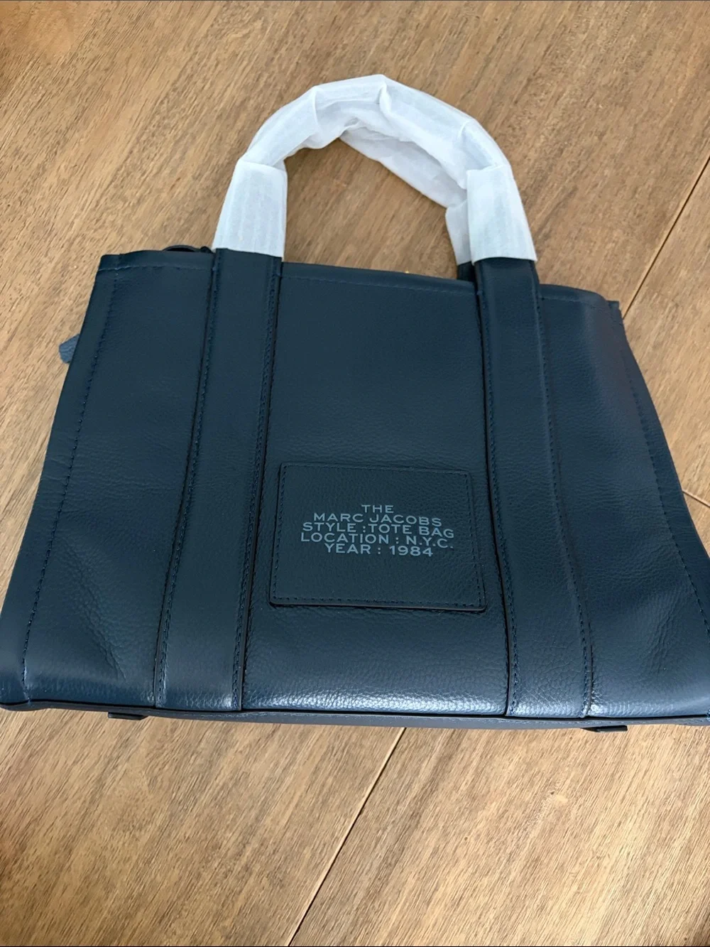 New Marc Jacobs  The Leather Medium Tote Bag